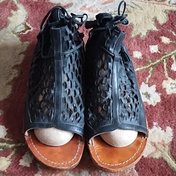 John Fluevog River Acre Black Leather Sandals 11 - Picture 7 of 13